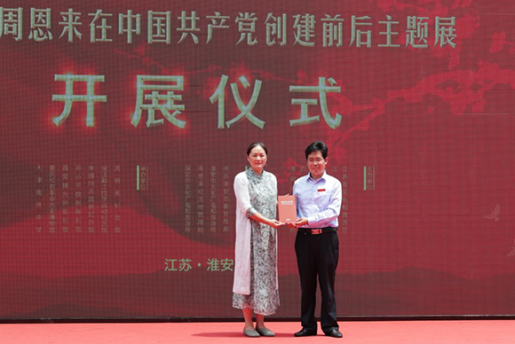 展览现场，汤海英向周恩来纪念馆捐赠《伉俪情——周恩来、邓颖超雕像》，周恩来纪念馆施春生副馆长接受捐赠并颁发捐赠证书。